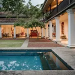 Maniumpathy Hotel