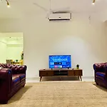 Pendennis Fern - 4-Bedroom Luxury Retreat With Rooftop Pool In Central Colombo