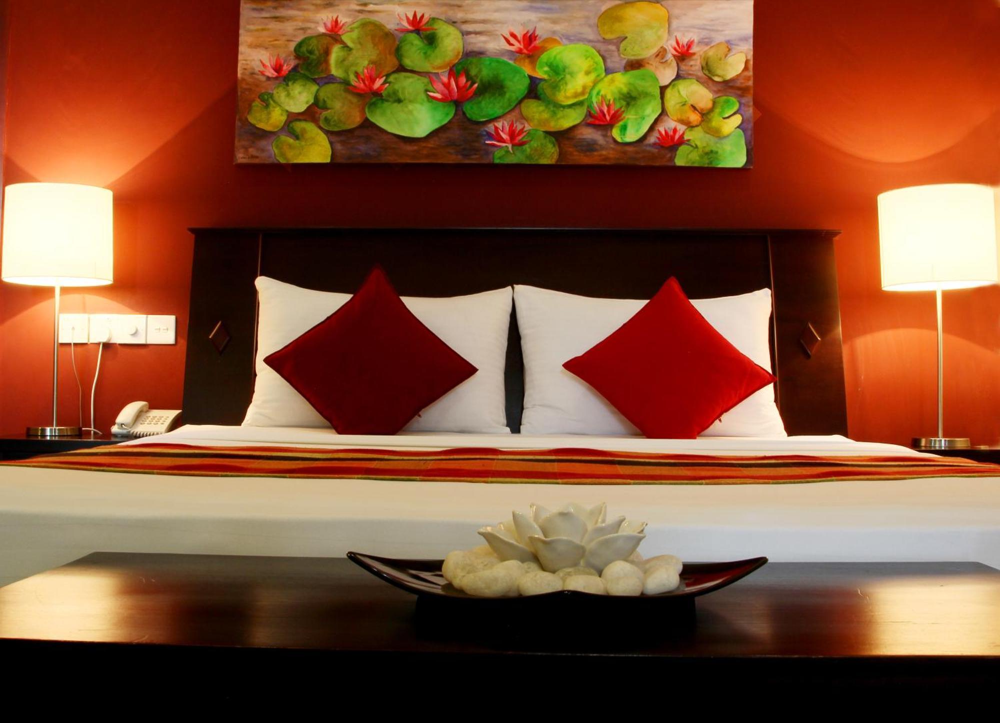 Hotel Opulent River Face