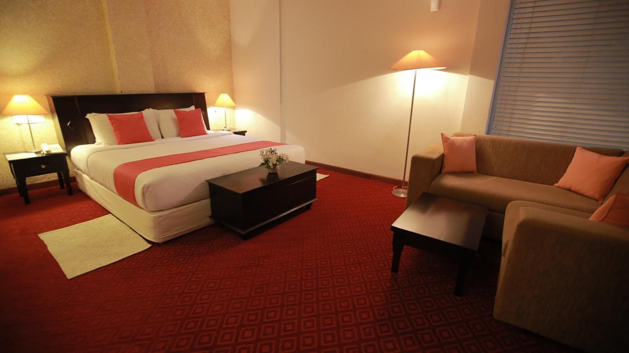 Hotel Opulent River Face