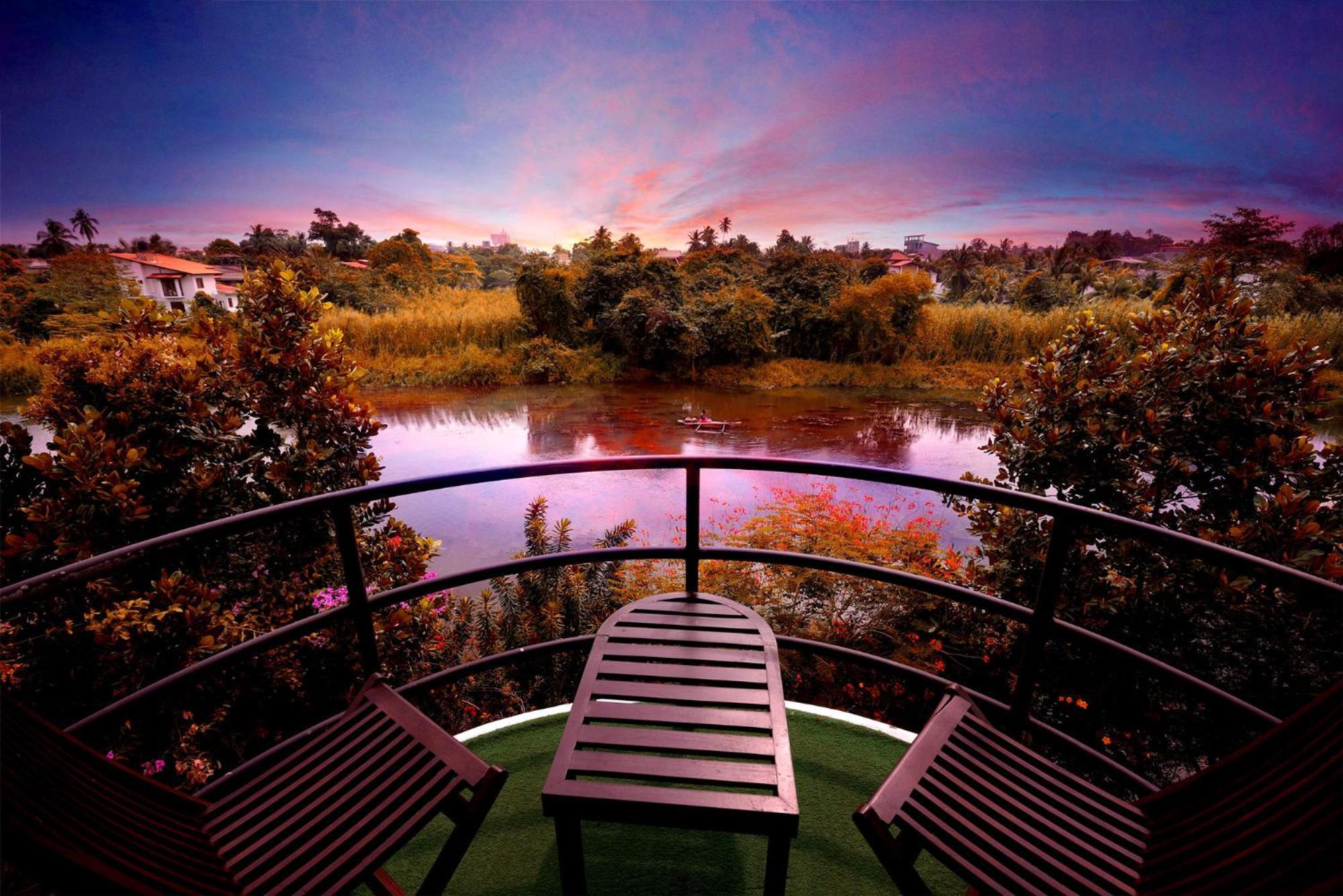 Opulent River Face Hotel 2*