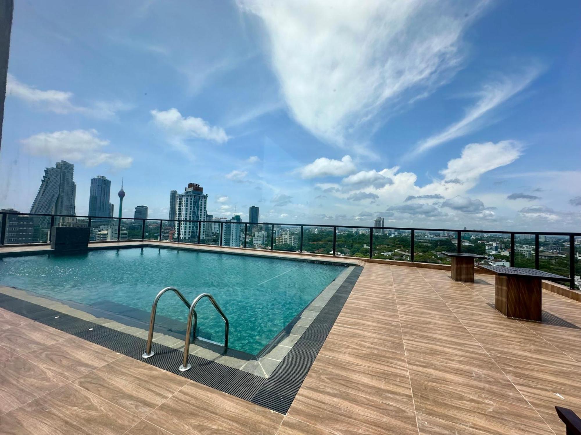 Pendennis Fern - 4-bedroom Luxury Retreat With Rooftop Pool In Apartamento
