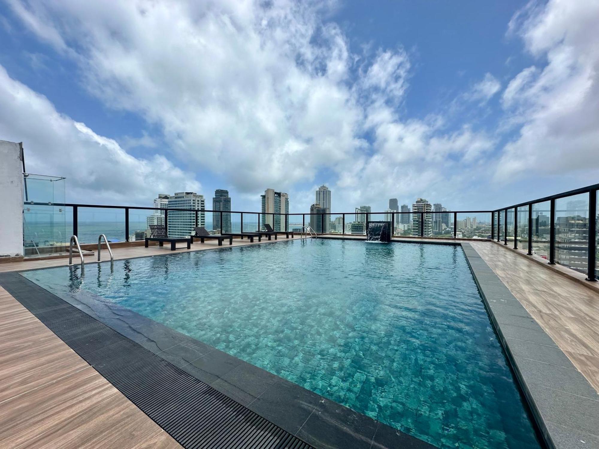 Pendennis Fern - 4-bedroom Luxury Retreat With Rooftop Pool In Apartamento