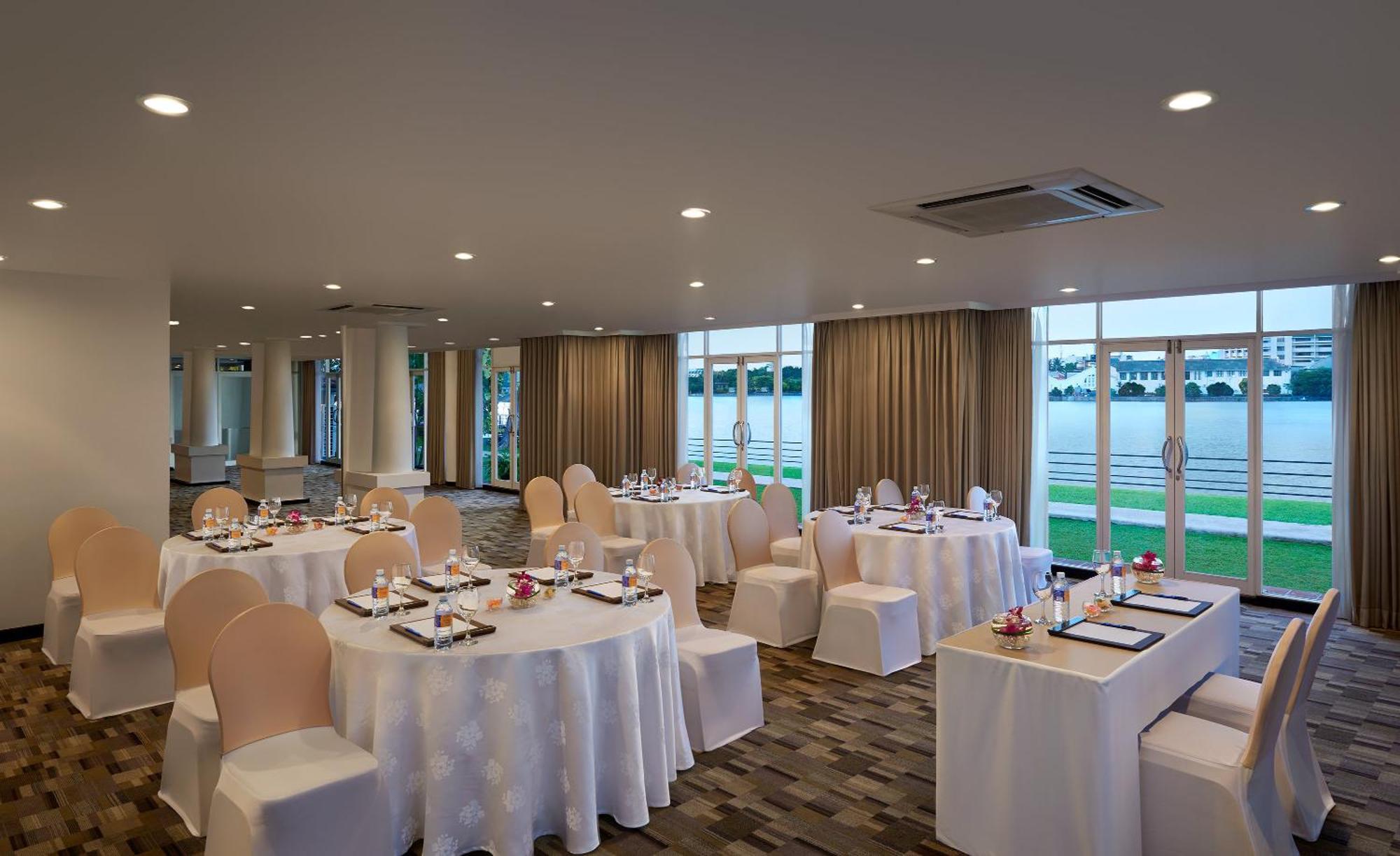 Cinnamon Lakeside Hotel