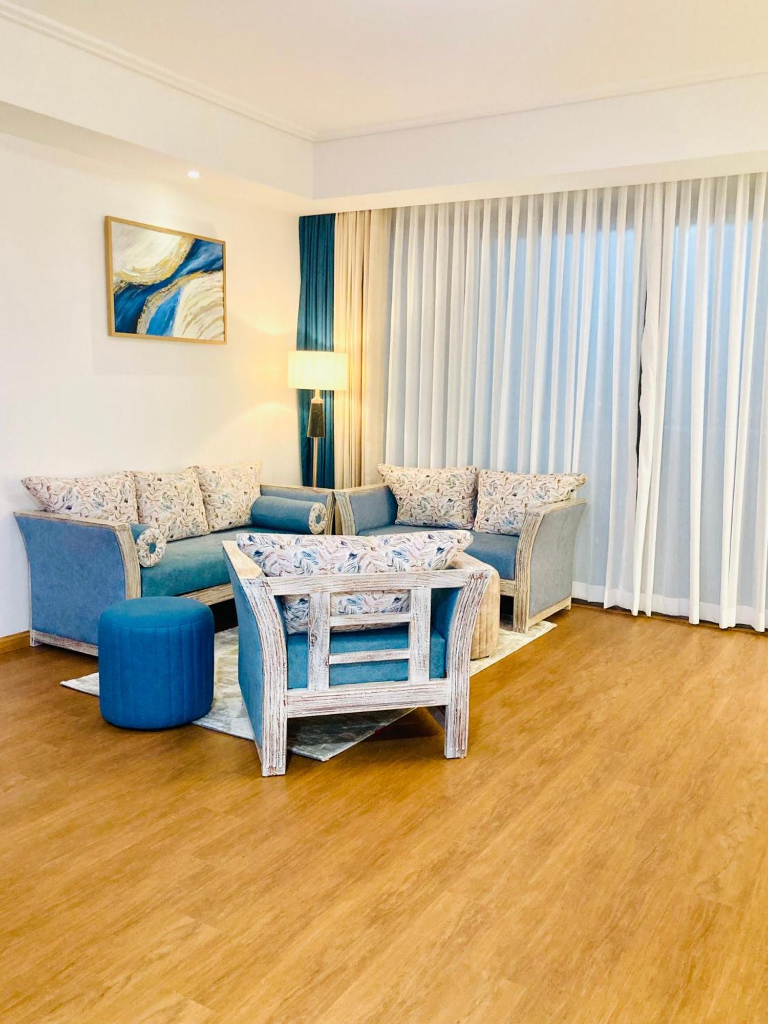 Monaara Lesuire 3 *