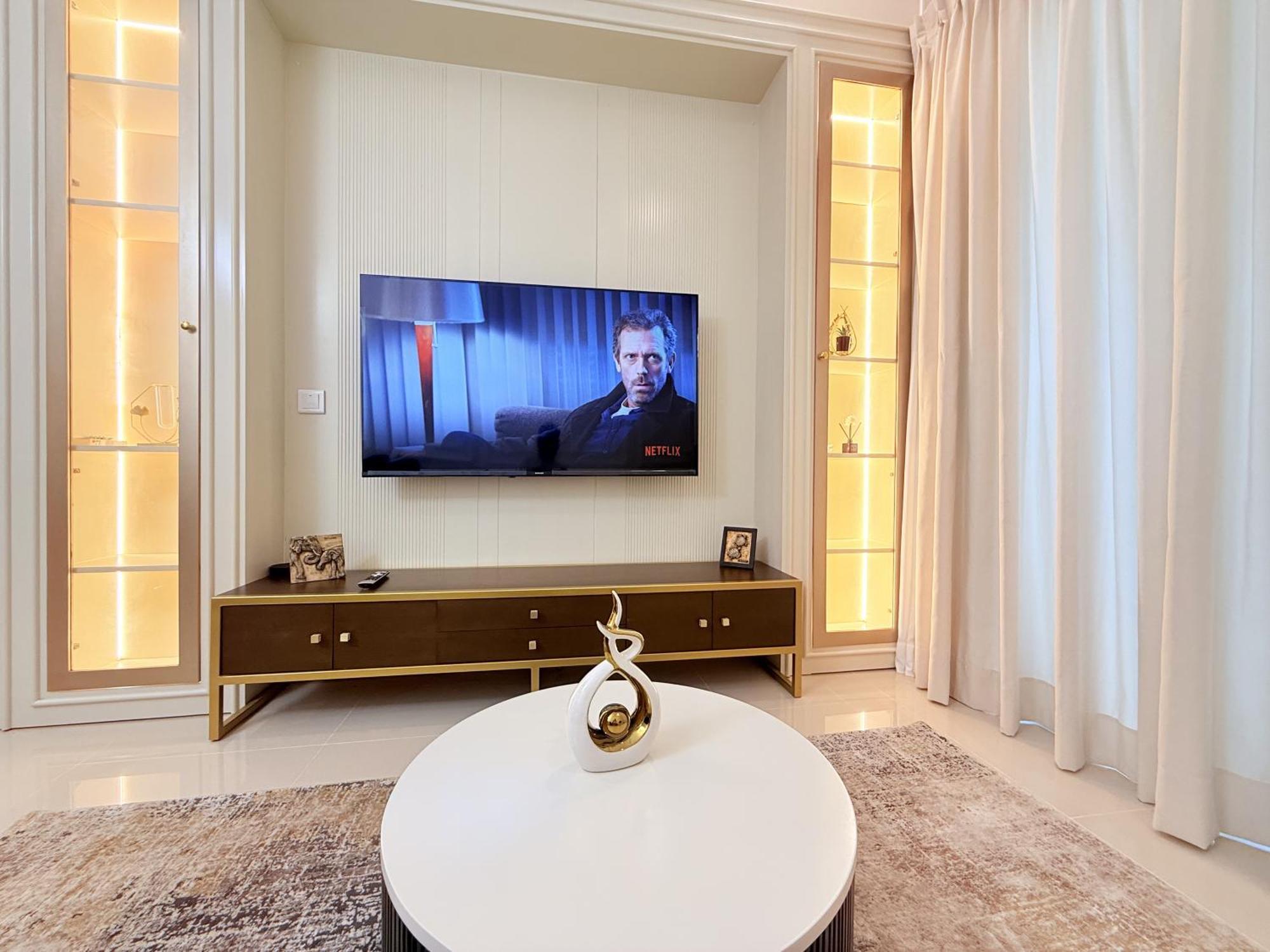 Chevalra Luxury Tri-zen In - Galle-face & Lotus Tower View *