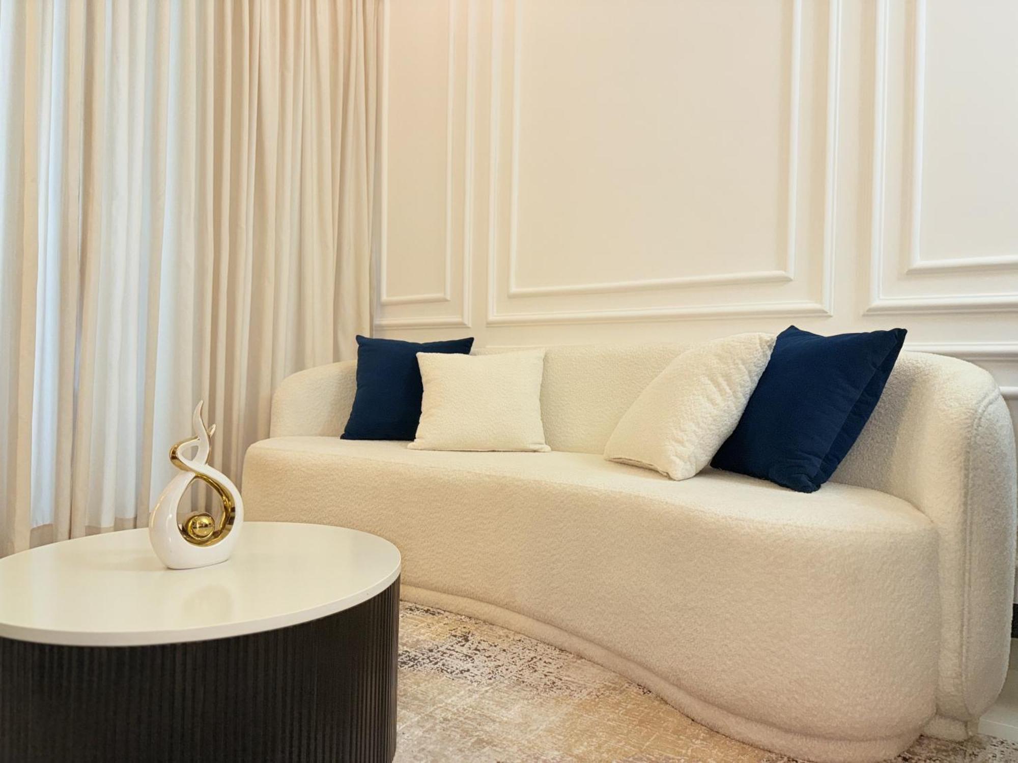 Chevalra Luxury Tri-zen In - Galle-face & Lotus Tower View *