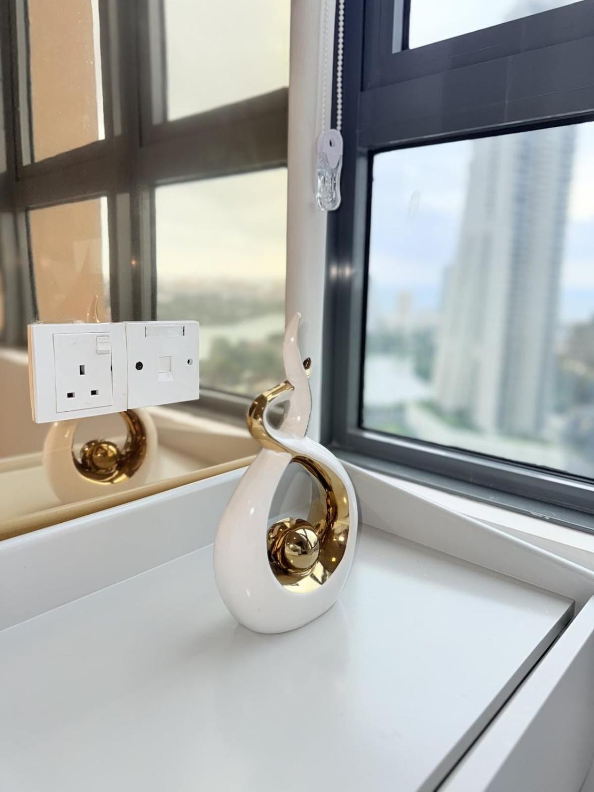 Chevalra Luxury Tri-zen In - Galle-face & Lotus Tower View