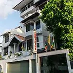 Zen Rooms Shrubbery Gardens Bamba