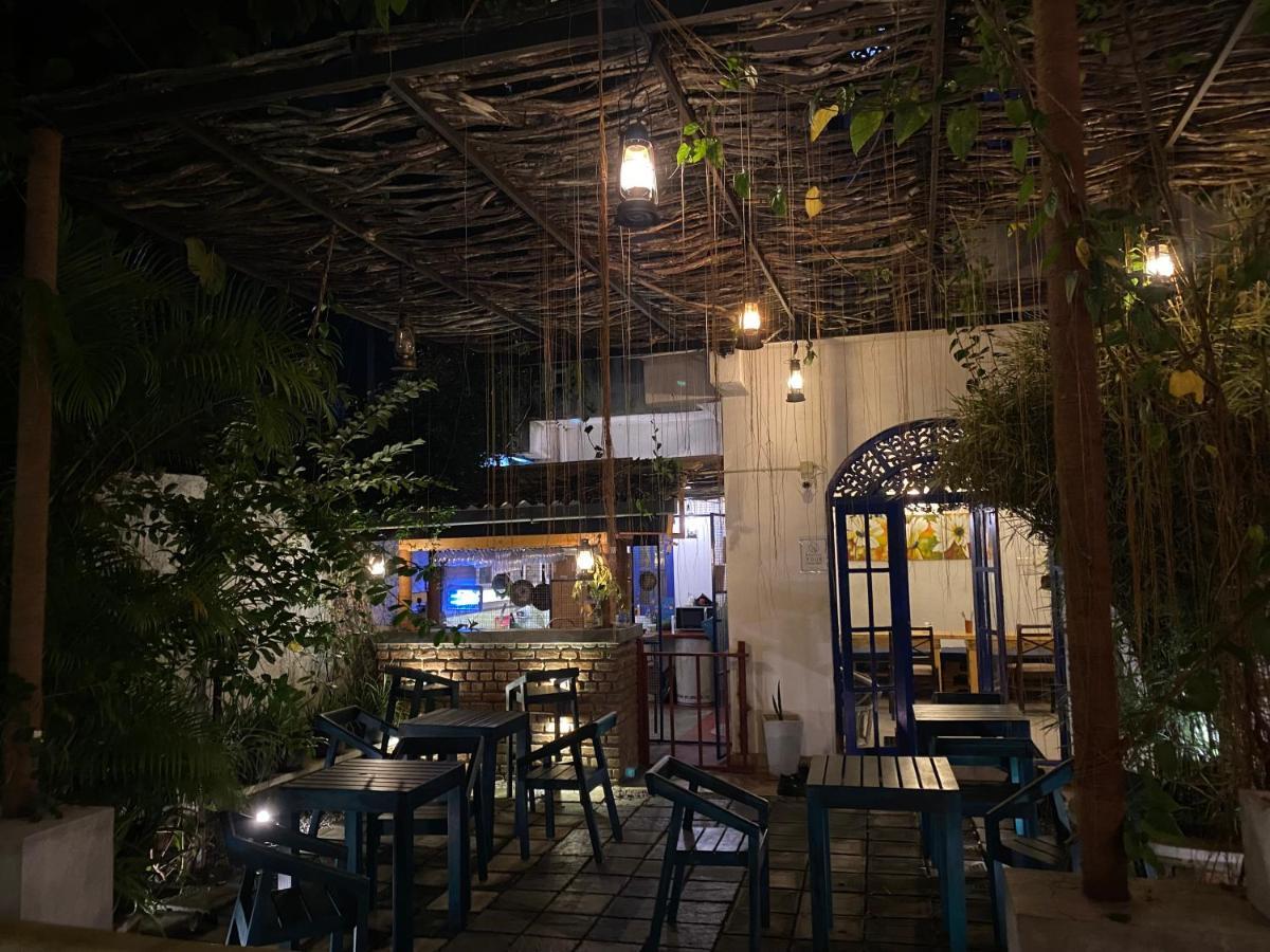 Seconds - Hostel *