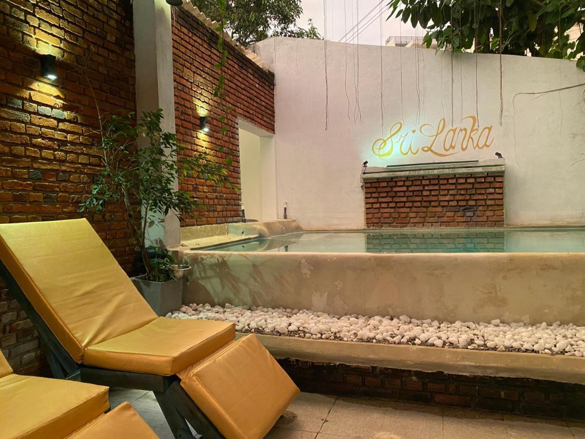 Seconds - Hostel