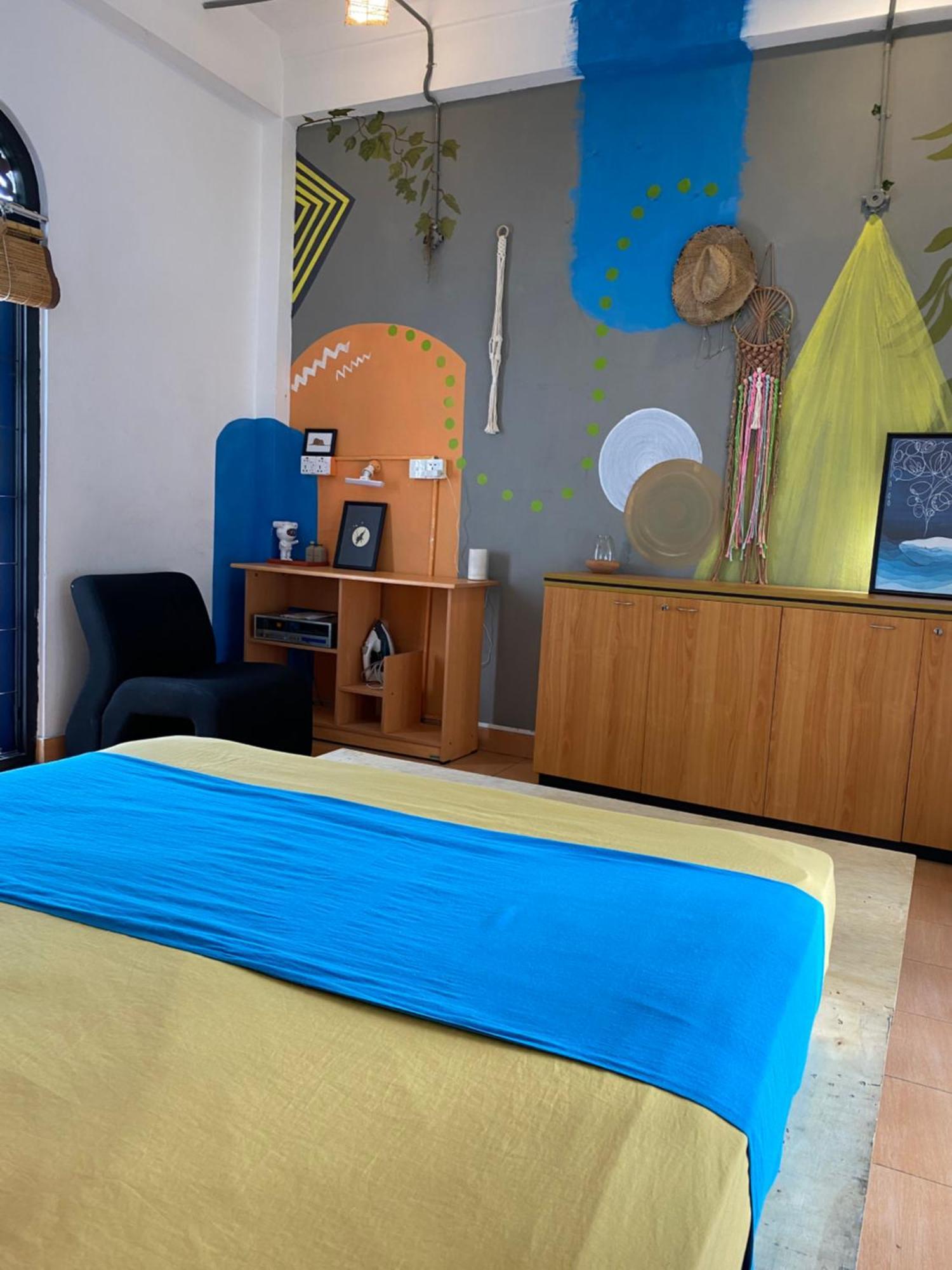 Seconds - Hostel