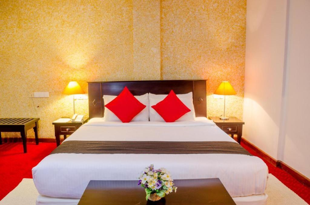 Opulent River Face 2* Colombo