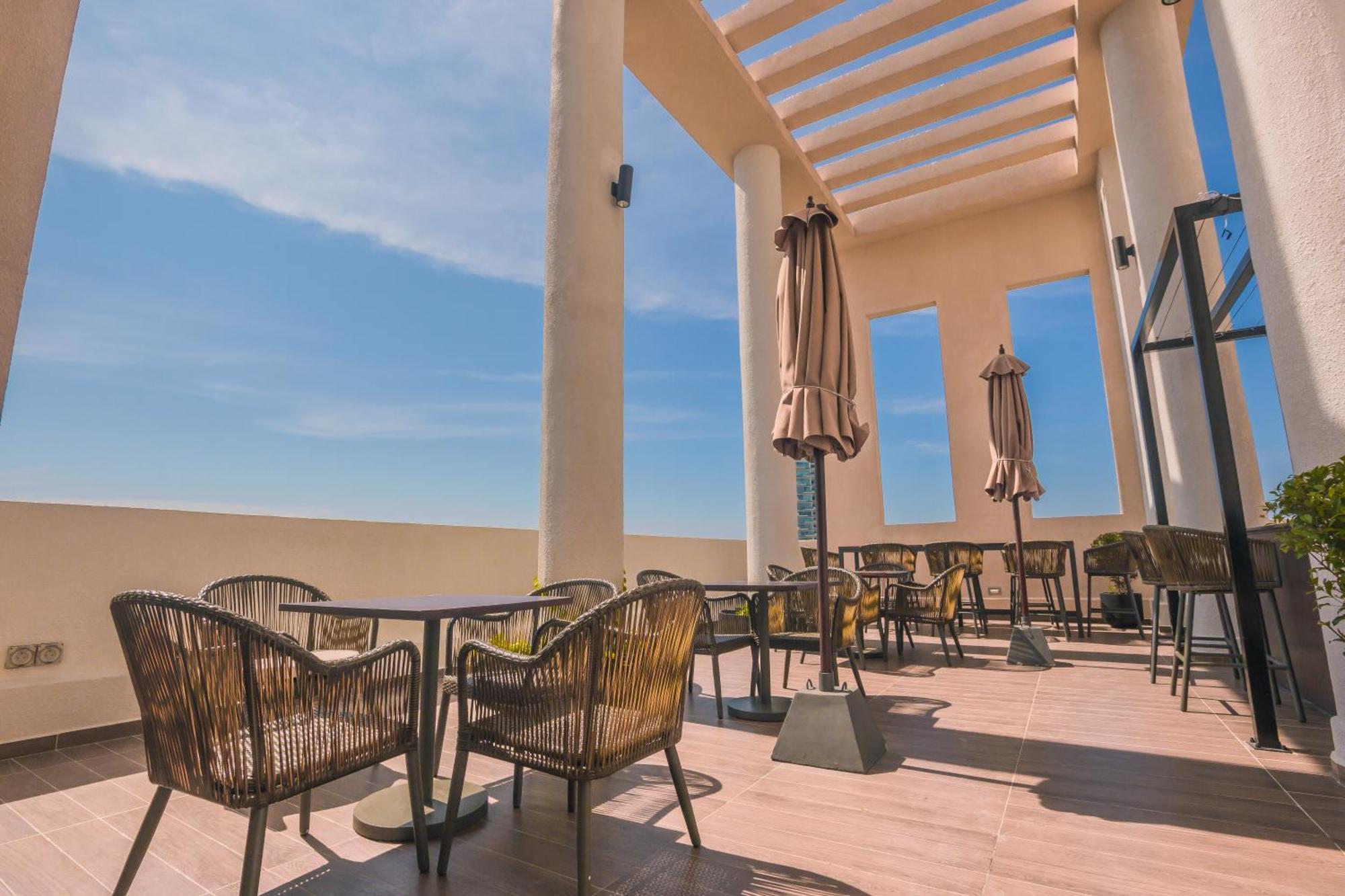 Celestara Luxury At Trizen With Pool, View Apartamento *