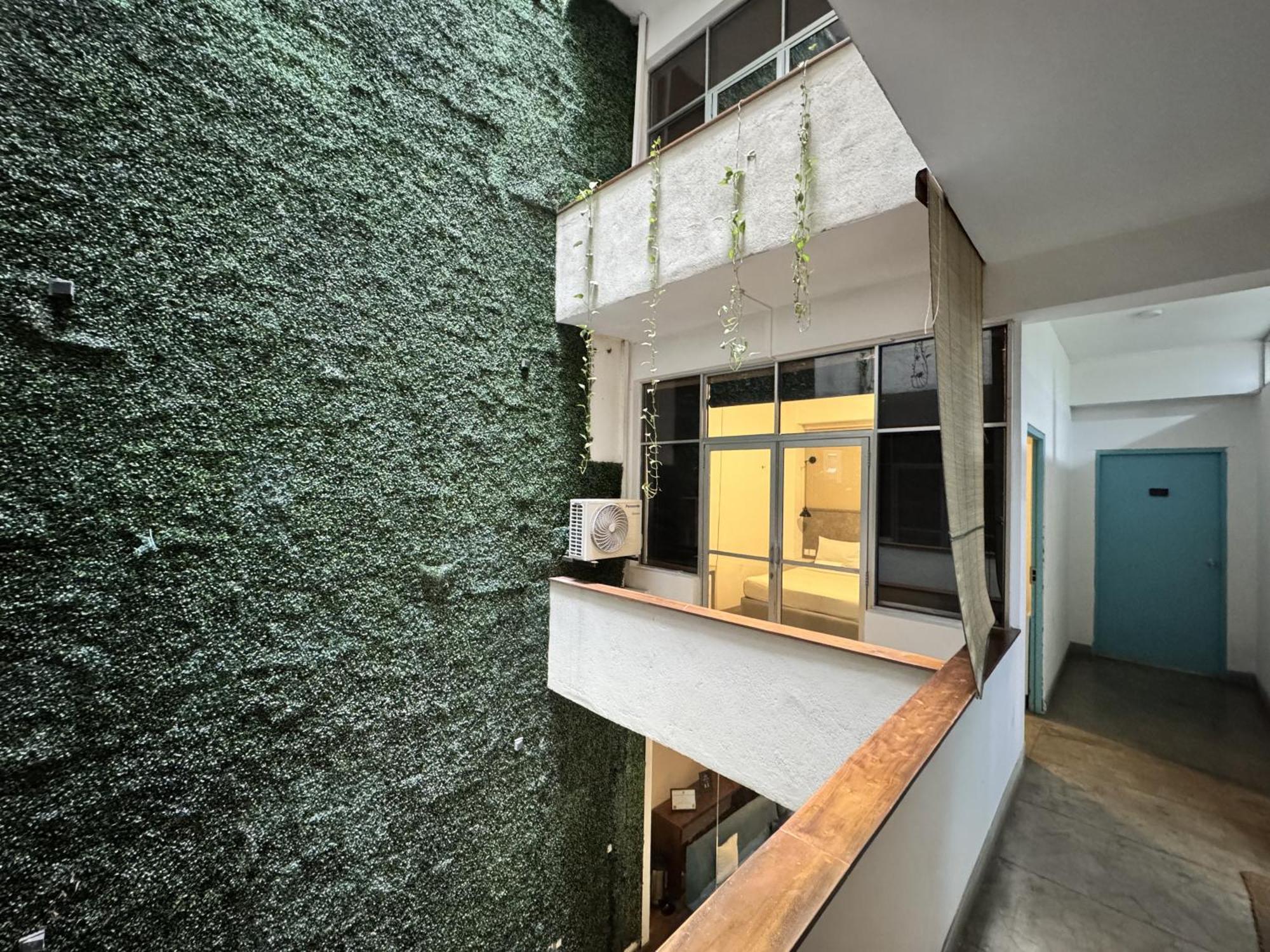 C 1 Hotel