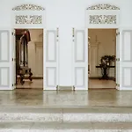 Maniumpathy Hotel