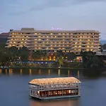 Cinnamon Lakeside