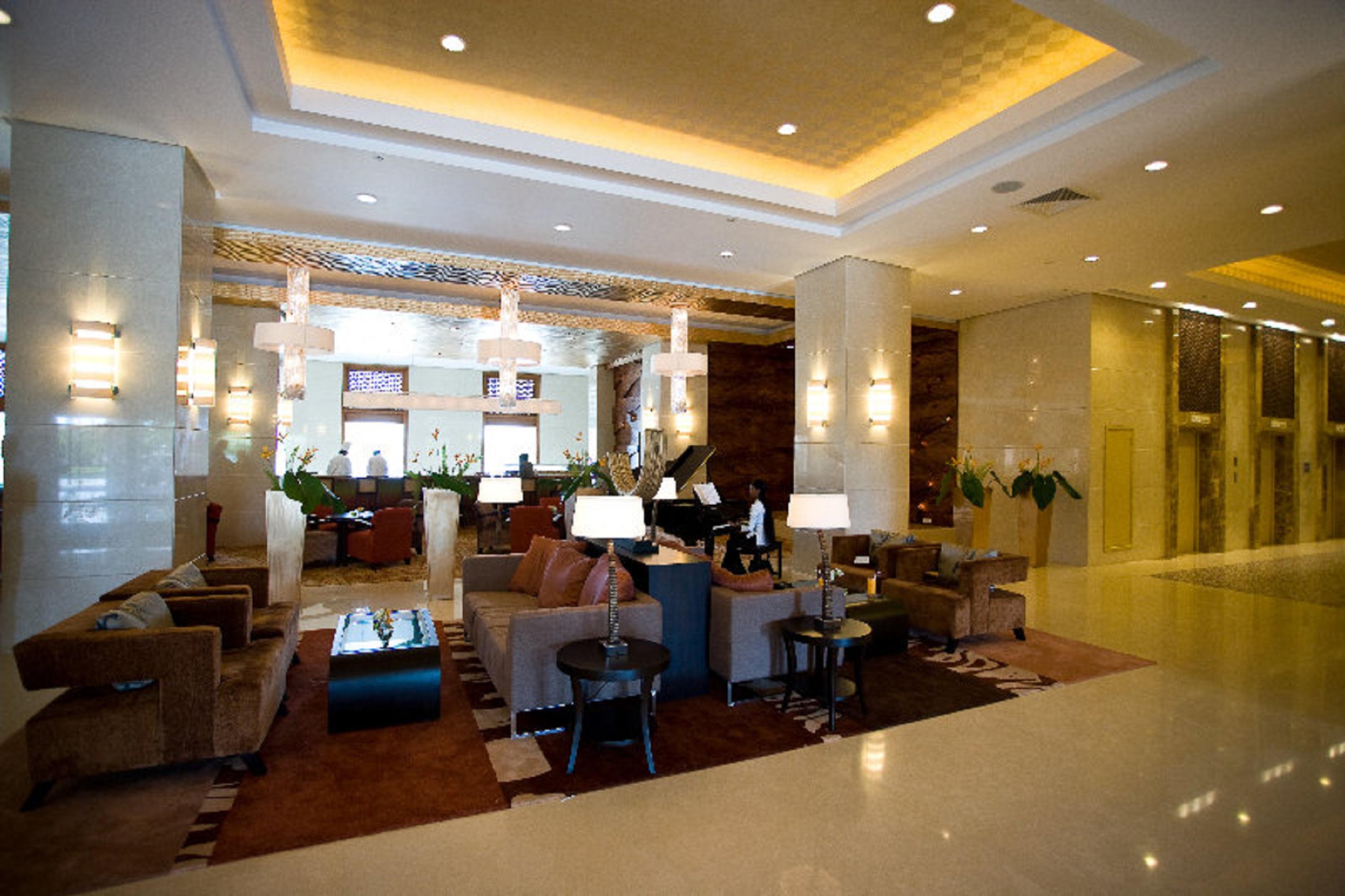 Cinnamon Lakeside Hotel