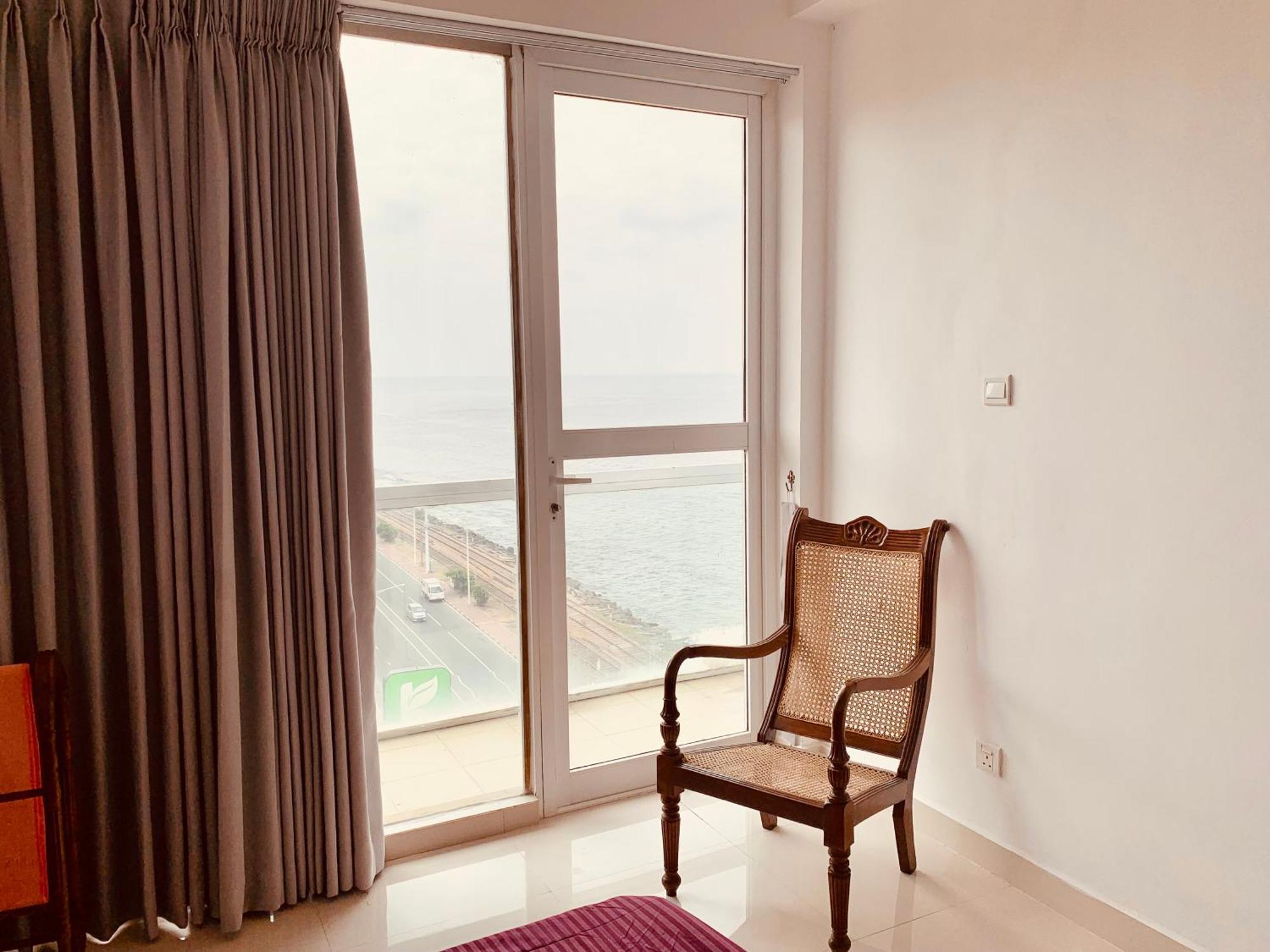Apartment Stunner By The Sea