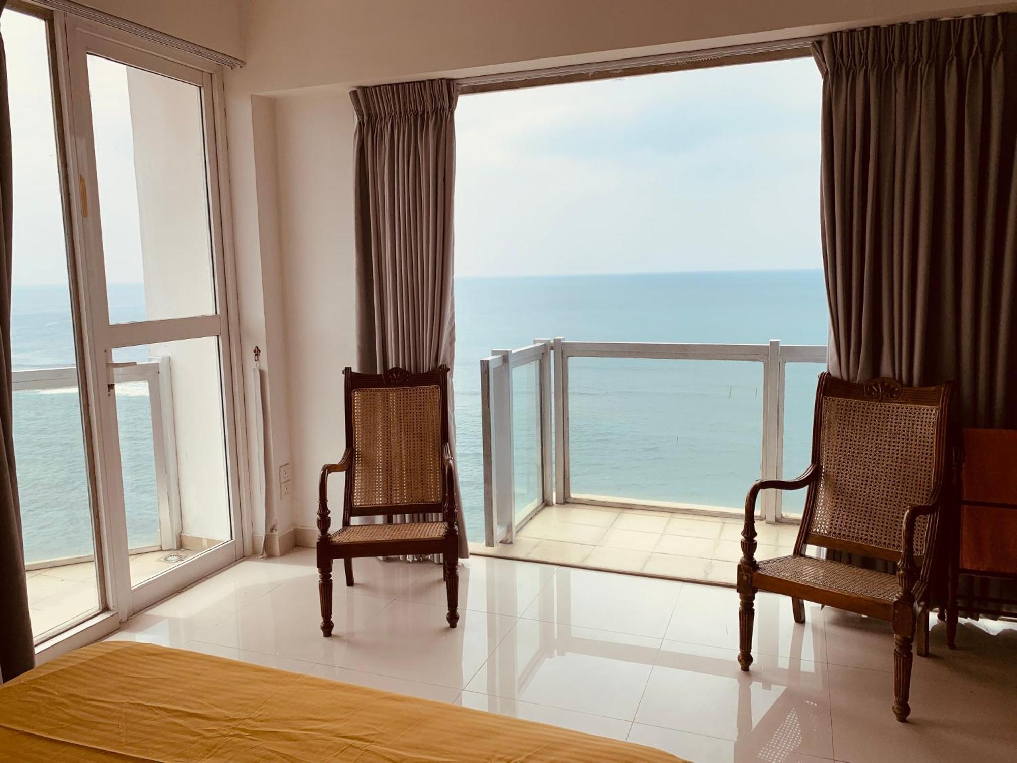 Stunner By The Sea Apartment