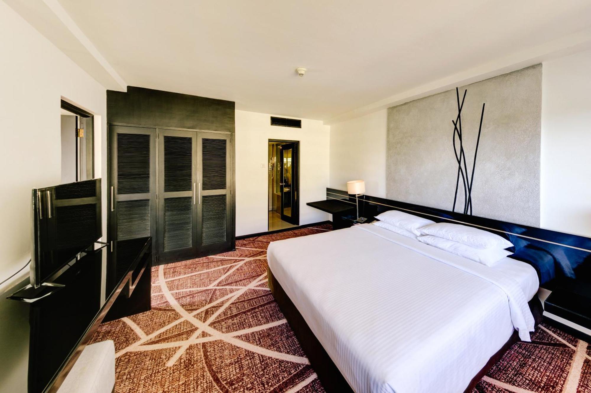 Cinnamon Lakeside Hotel 5*