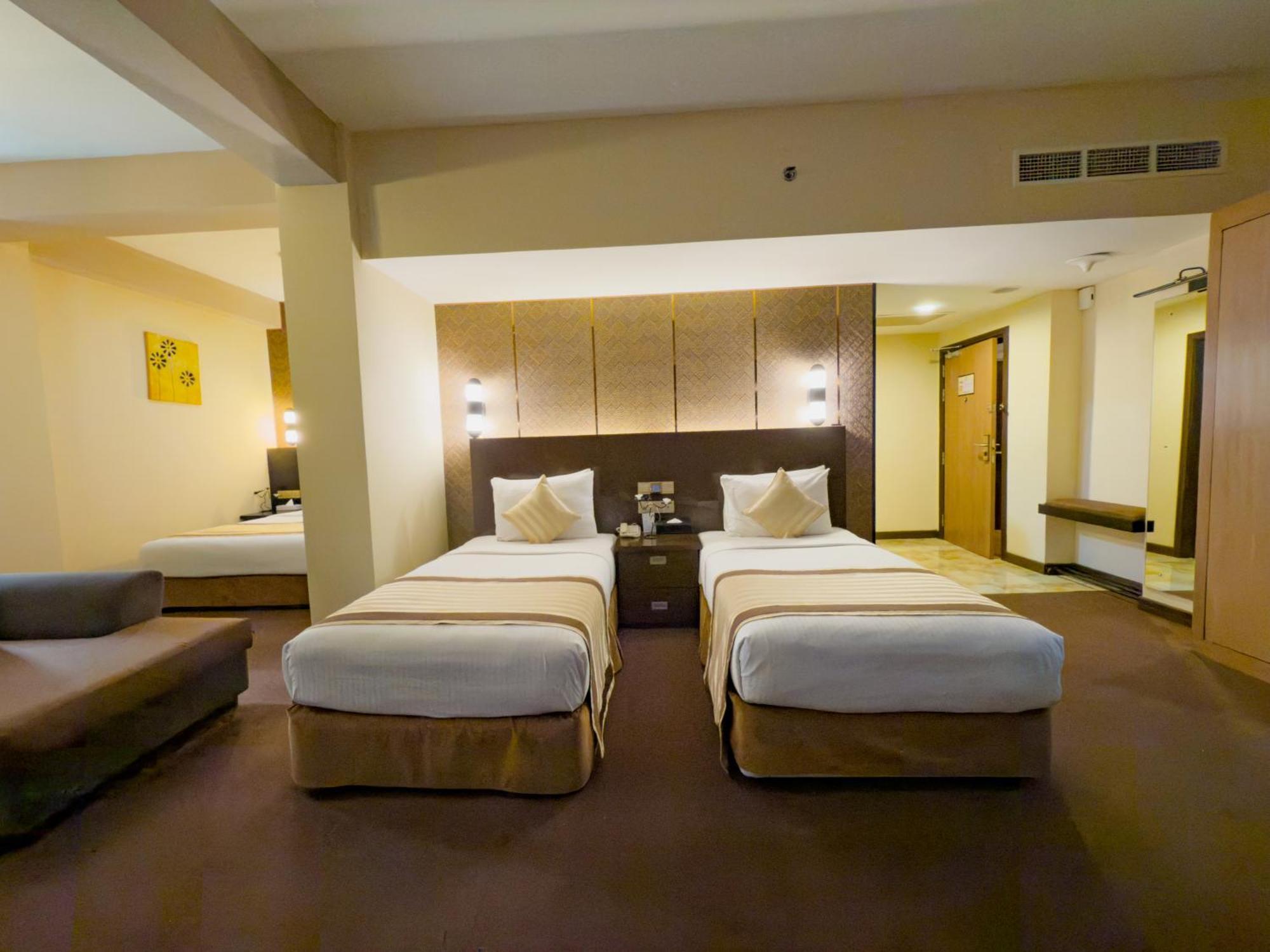Pearl Grand By Rathna Hotel