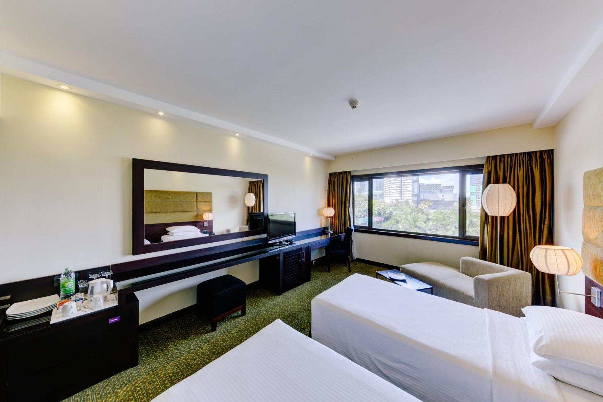 Cinnamon Lakeside Hotel 5*