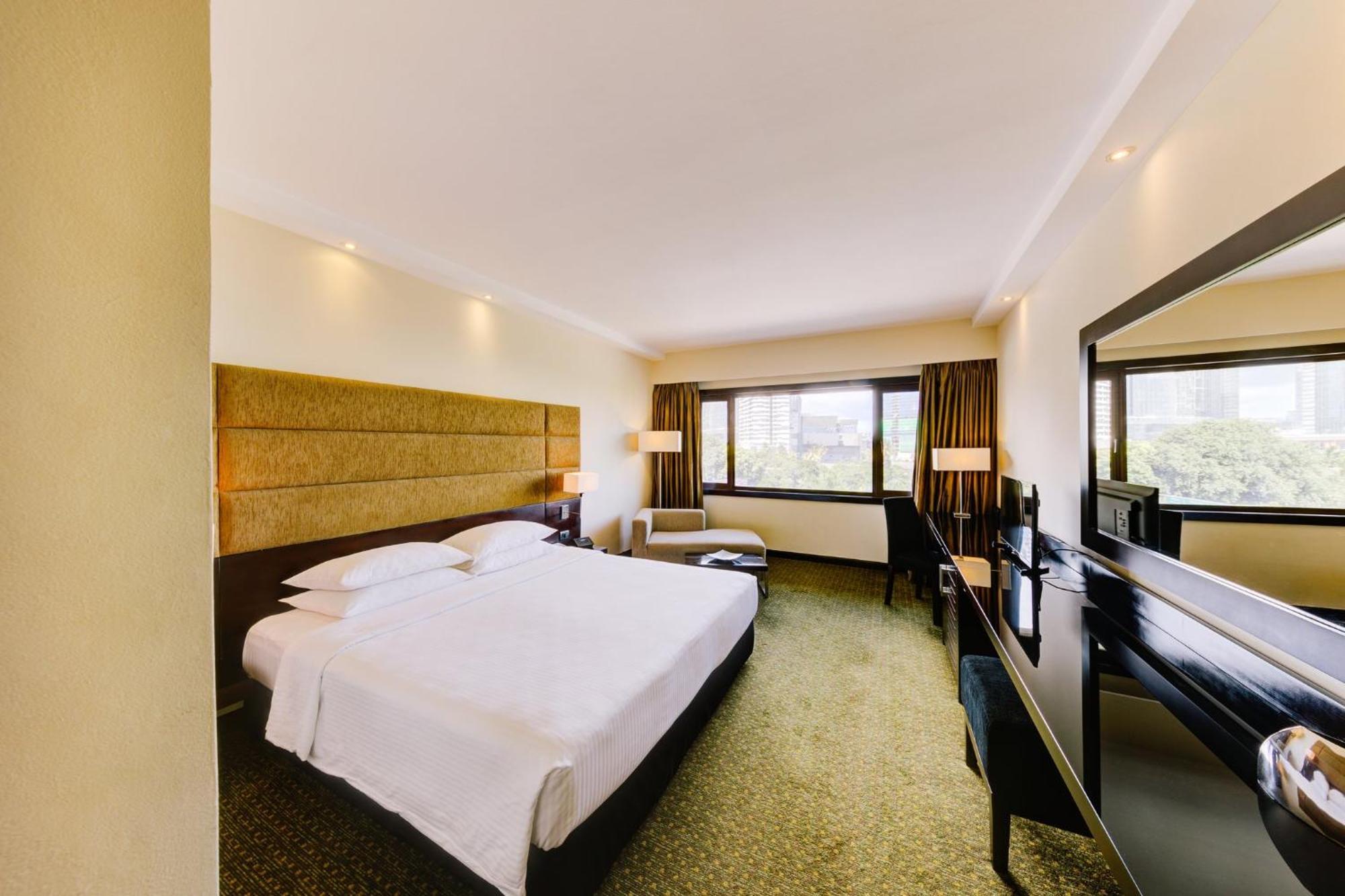Cinnamon Lakeside Hotel 5*