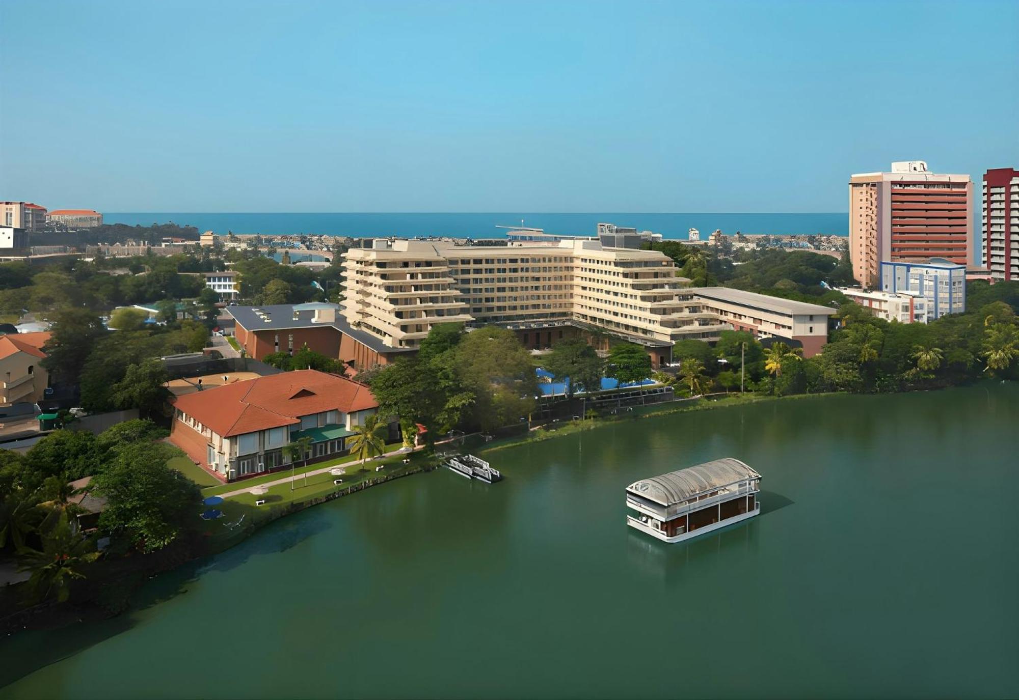 Cinnamon Lakeside Hotel