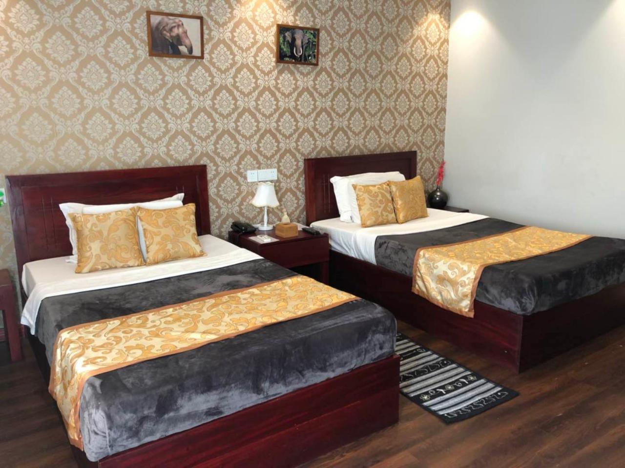 China Manor & Restaurant 3*