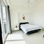 Pendennis Fern - 4-Bedroom Luxury Retreat With Rooftop Pool In Central Colombo