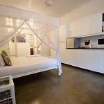 Yoho Charming White Room