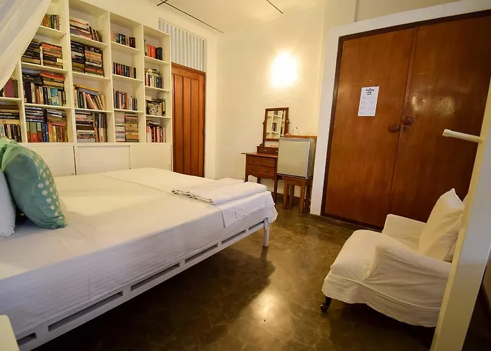 Yoho Charming White Room