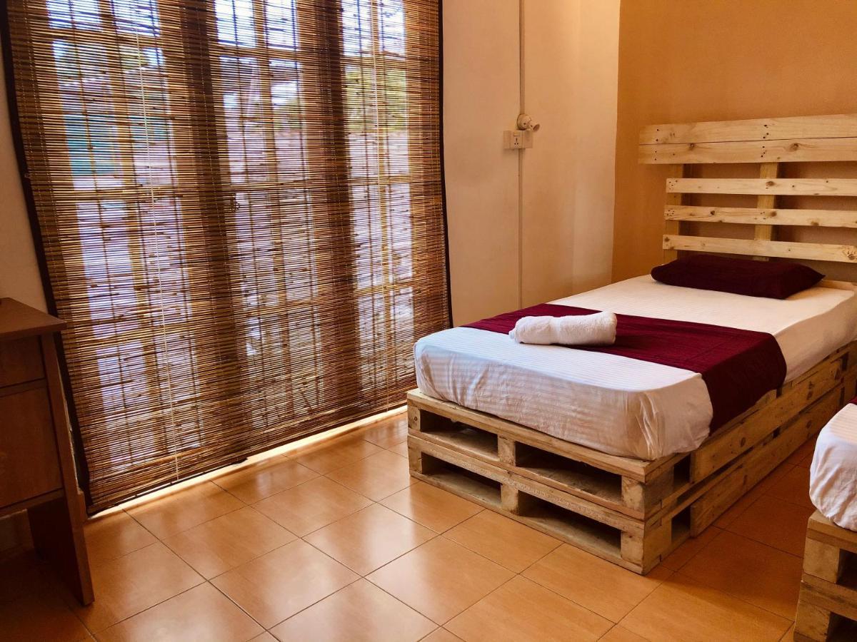 Albergue Seconds - *
