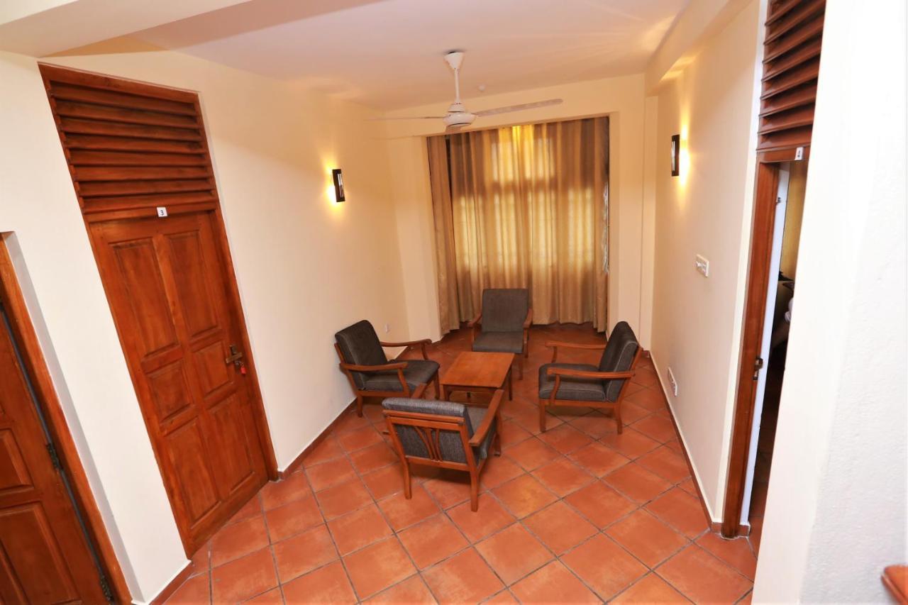 Rose 5 * Colombo