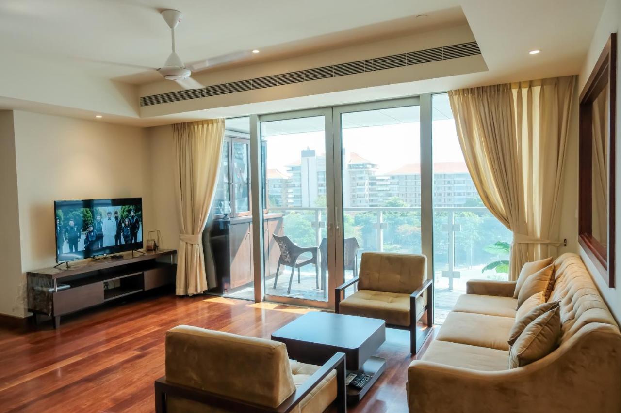 Brand New Water Front Luxury Cinnamon In Heart Of City Apartment