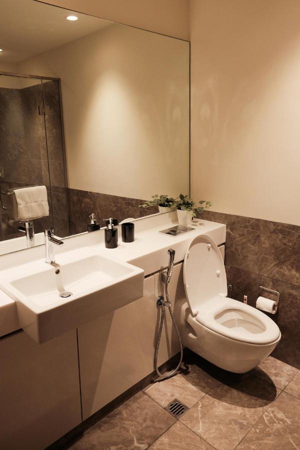 Brand New Water Front Luxury Cinnamon In Heart Of City *