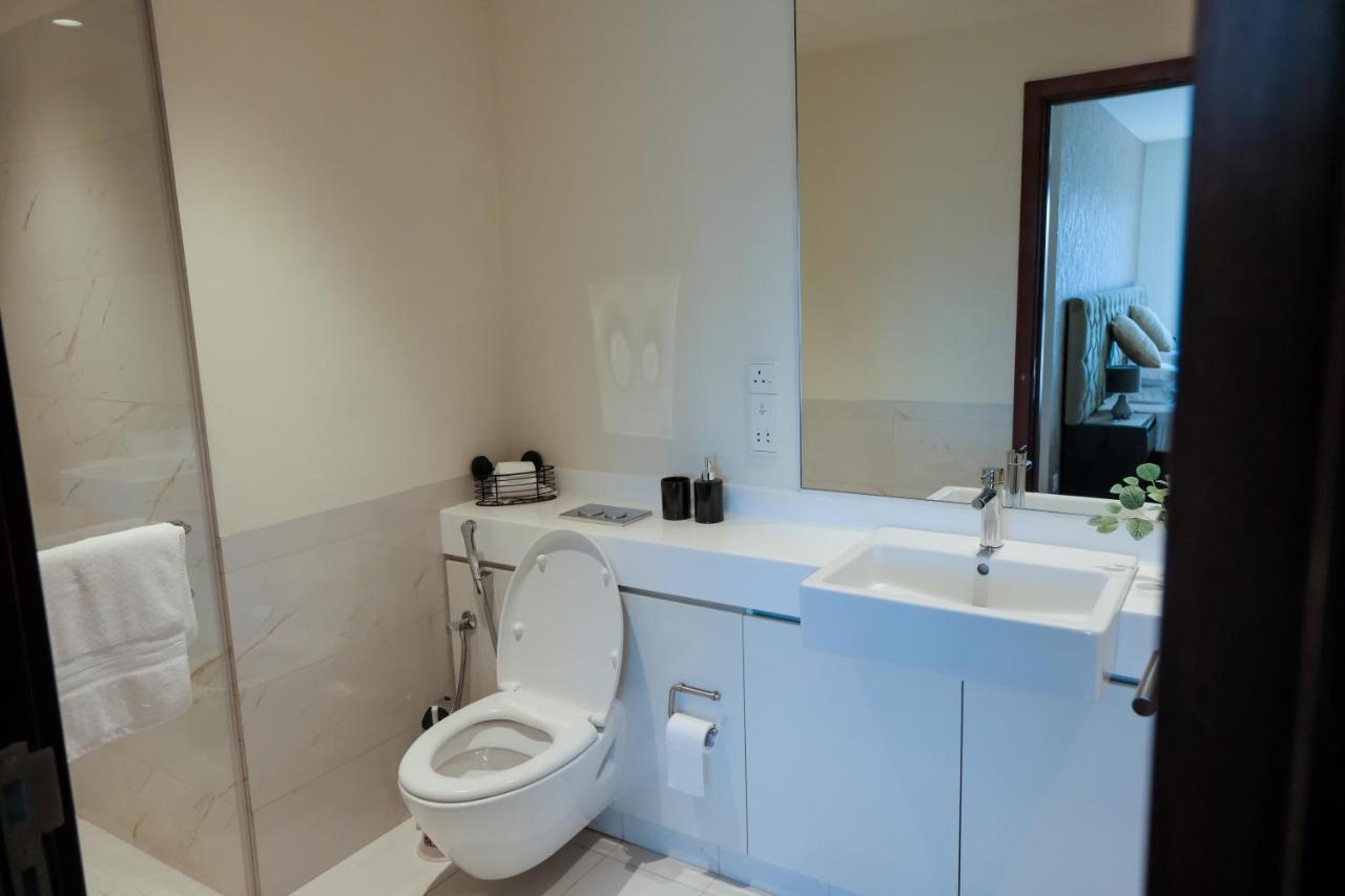 Brand New Water Front Luxury Cinnamon In Heart Of City *