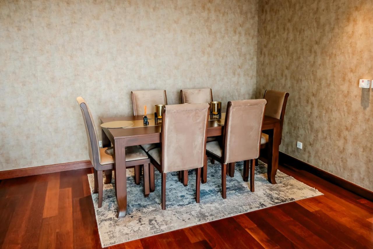 Brand New Water Front Luxury Cinnamon In Heart Of City Apartment *