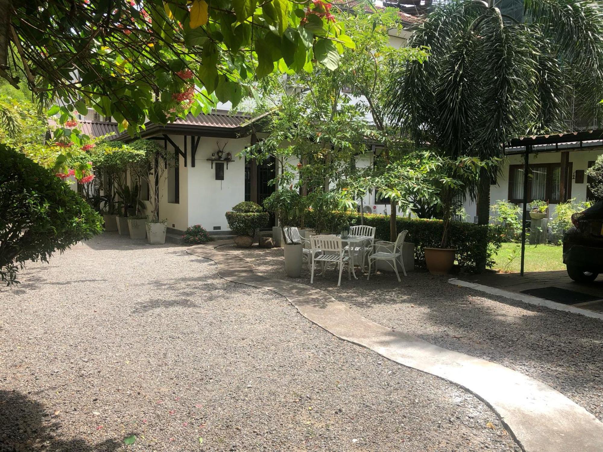 The Manor 1926 * Colombo