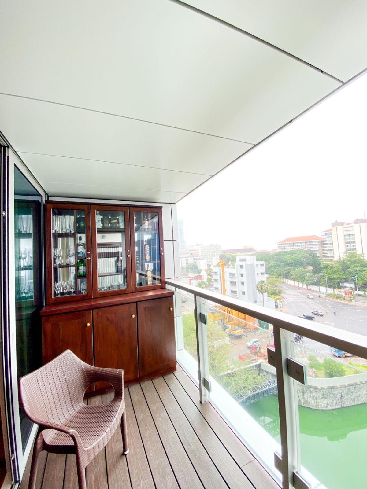 Brand New Water Front Luxury Cinnamon In Heart Of City Apartment *