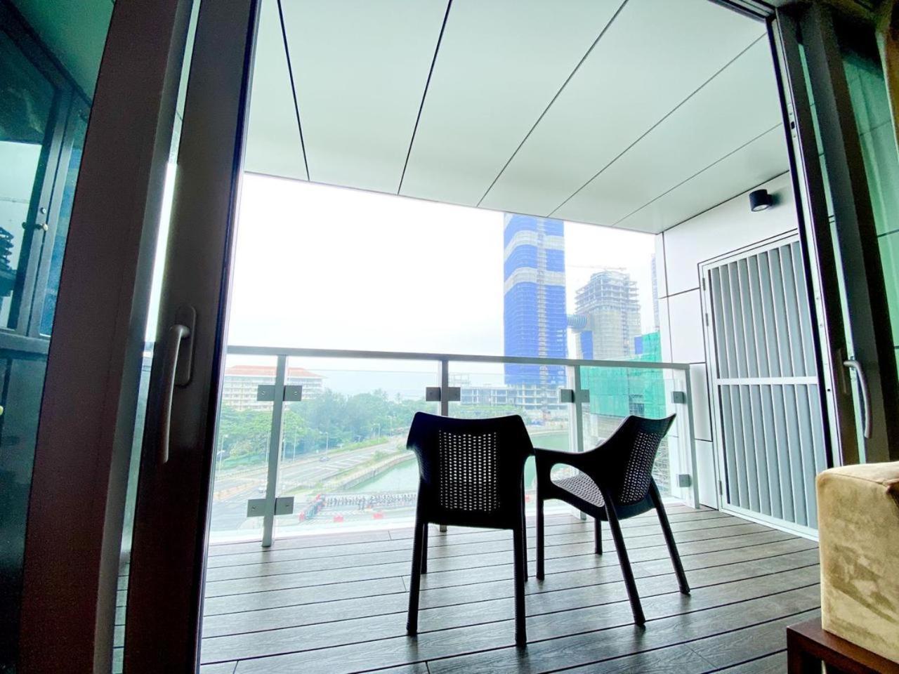 Brand New Water Front Luxury Cinnamon In Heart Of City Apartment *