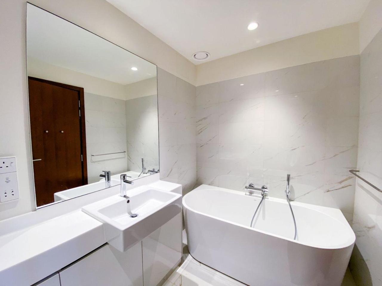 Brand New Water Front Luxury Cinnamon In Heart Of City Apartment Colombo
