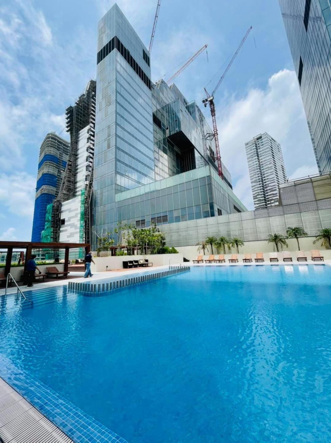 Brand New Water Front Luxury Cinnamon In Heart Of City Apartment Colombo