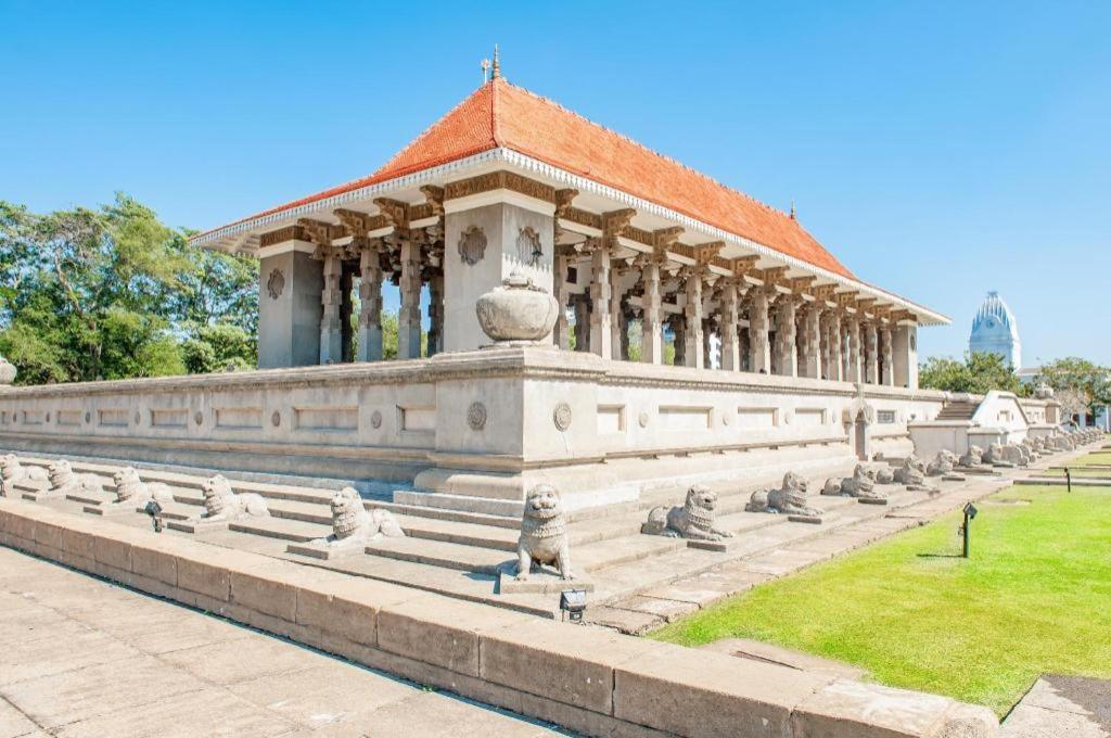 Opulent River Face Colombo