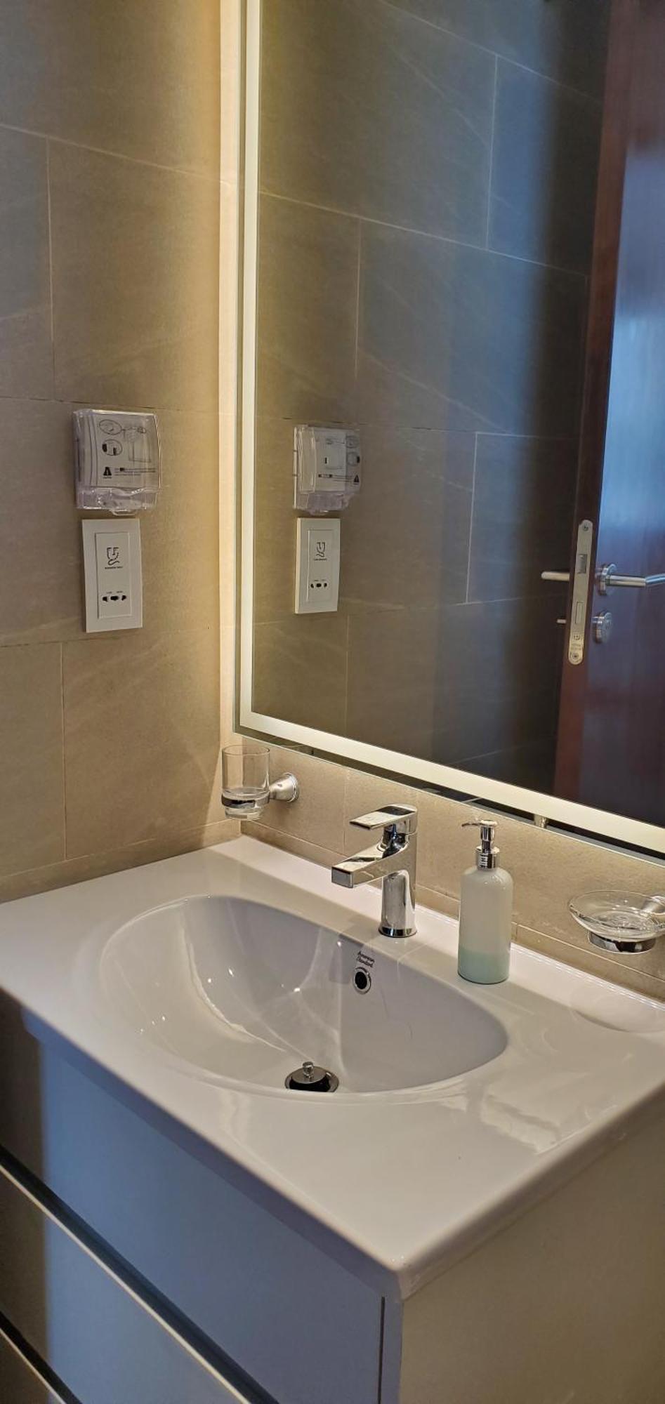 Luxury 32nd Floor 2 Bed-2 Bath With Pool, Harbour & Lotus Tower Views Apartamento