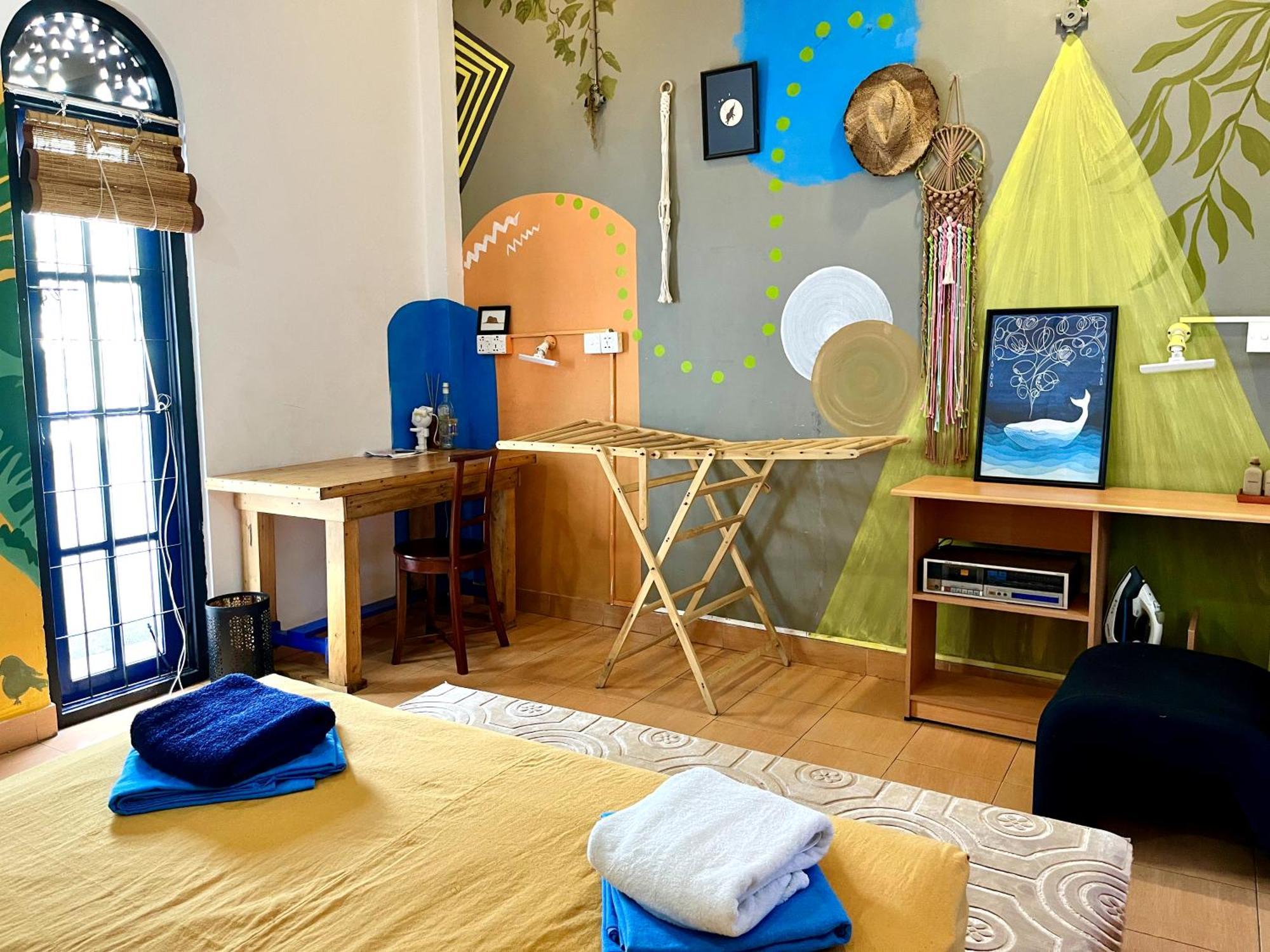 Hostel Seconds - *