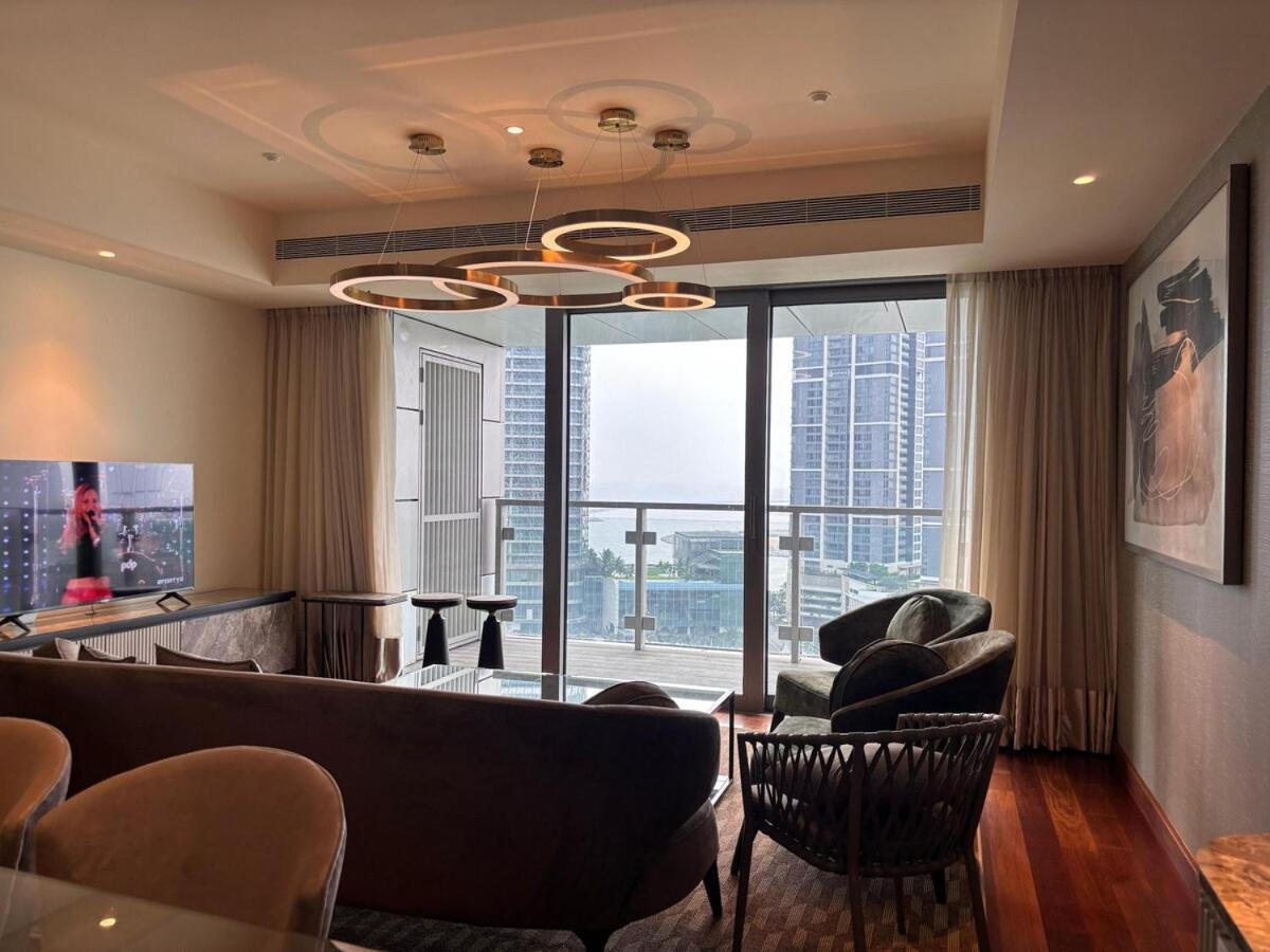 After B00klng Need Scаn Qr-c0dе --skyline Escapes By The Governor *