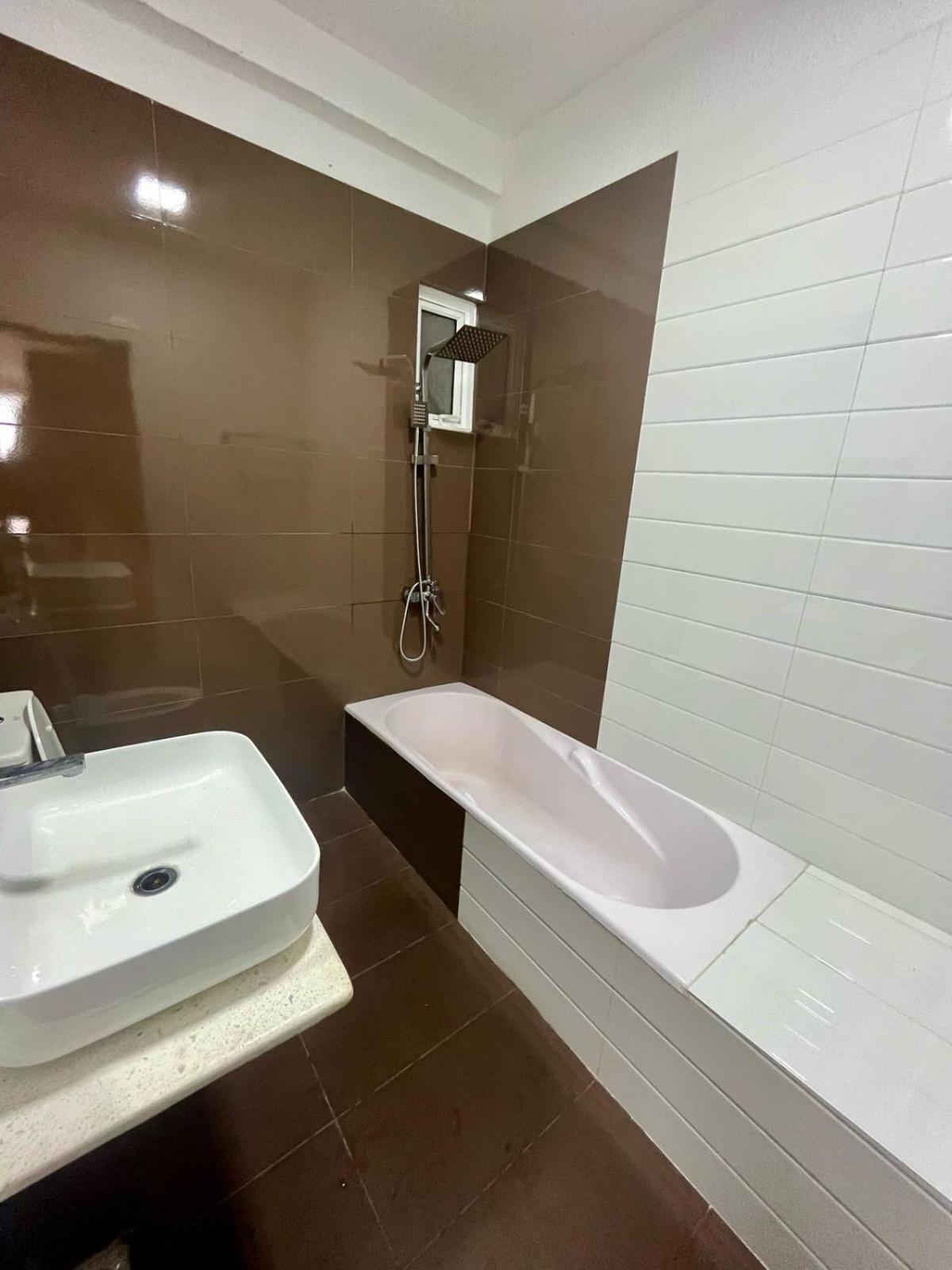 New York And Restaurant Pvt Ltd Apartment Colombo