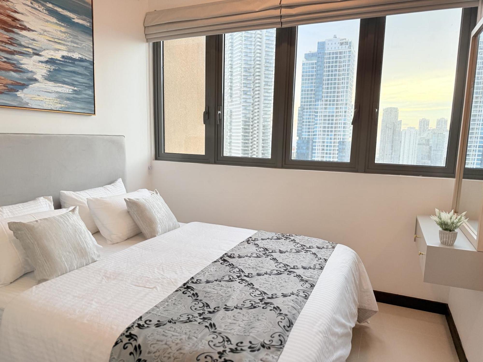 Chevalra Luxury Tri-zen In - Galle-face & Lotus Tower View *